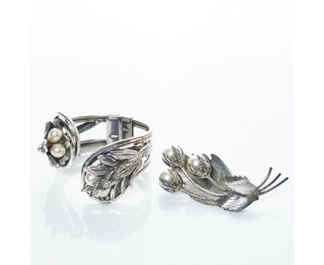 TORTOLANI - Vintage Armreif mit PerlenBOTTICELLI - Vinatge Brosche (2 Teile) Vintage ca. 1960. Zinn, versilbert. Armreif-Inne