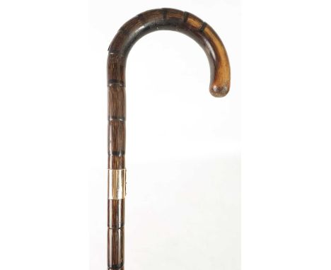 A LATE 19TH CENTURY PALM WOOD WALKING STICK with crook handle and 9ct gold collar87cm overall 