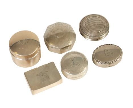 A COLLECTION OF FIVE LATE 19TH/EARLY 20TH CENTURY ENGLISH AND CONTINENTAL SILVER PATCH/ PILL BOXES of varying shape and desig