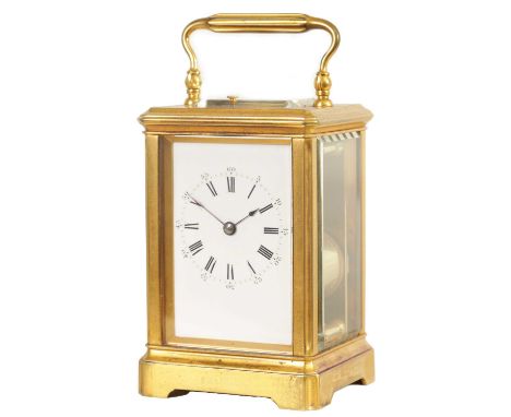 A GOOD LATE 19TH CENTURY FRENCH GILT BRASS REPEATING CARRIAGE CLOCK WITH ORIGINAL LEATHER CARRYING CASE the white enamel dial