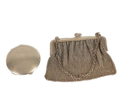 A GEORGE V CHAINWORK SILVER LADIES EVENING PURSE with hinged crossed-clip fastener and carrying chain. .925 Continental marks