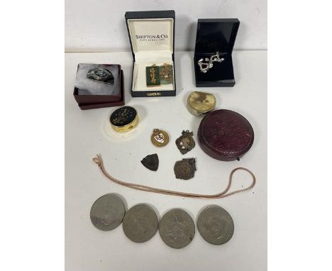 A mixed lot including silver medals, pendants, a gilt silver necklace, two green stone Chinese design decorated pendants, com