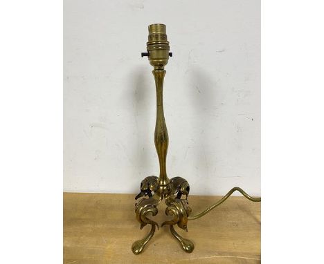 A Pullman style table lamp on four cabriole supports measures 34cm high