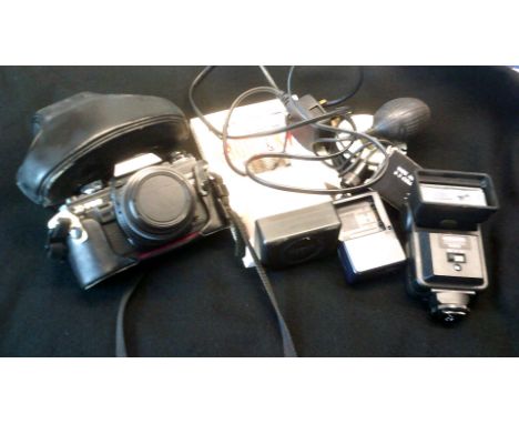 Camera-Mixed lot-includes paperback complete user's guide to Minolta Charger, flash, slides Minolta camera-nice lot