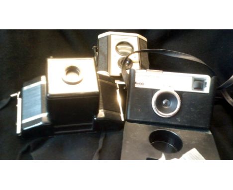 Camera's (3)-Kodak Instamatic 33, in case, Rex flash camera-Kodak Brownie reflex