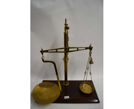 PAIR OF VICTORIAN BRASS BEAM SCALES TO WEIGH UP TO 2LB, SET ON A WOODEN PLINTH BASE