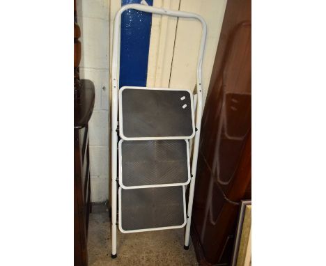 FOLDING STEP LADDER