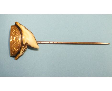 A gold-mounted shark tooth stick pin, gross weight 4.9g. 