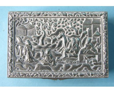 A rectangular white metal snuff box decorated with chinoiserie scenes, 7cm. 