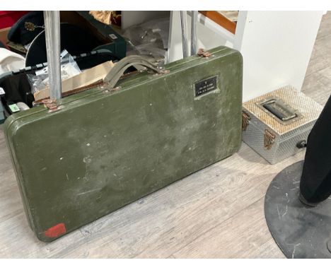 A post-war British Army Endoscope SE30 Mk. II, for inspecting tank or artillery barrels, with charging unit (2)