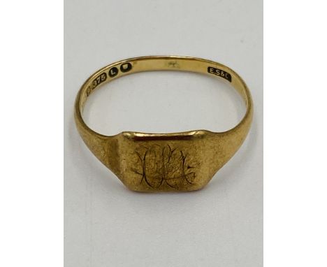 9ct gold signet ring, 1.6g, size L1/2. Estimate: £30-50