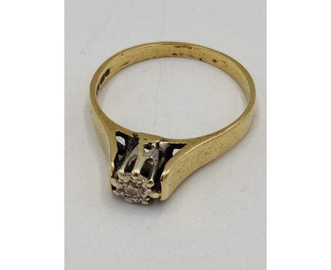 9ct gold solitaire ring, 2.7g, size O. Estimate: £45-60