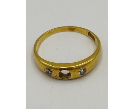 18ct gold ring with stone missing, 3.6g. Estimate: £115-130