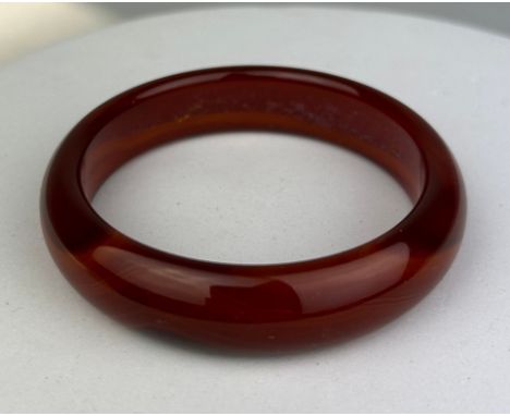 A RED AGATE BANGLE, 55gms 