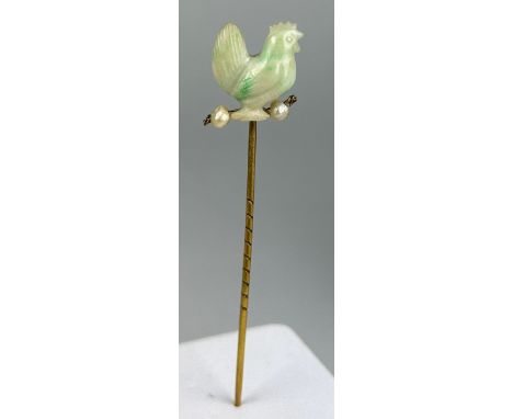A STICK PIN: JADE COCKEREL WITH TWO NATURAL PEARLS, Yellow metal stick pin. Weight: 3.69gms 