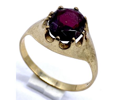 A 9ct gold ring set with a garnet in claw setting, size T 1/2, weight 3.5g