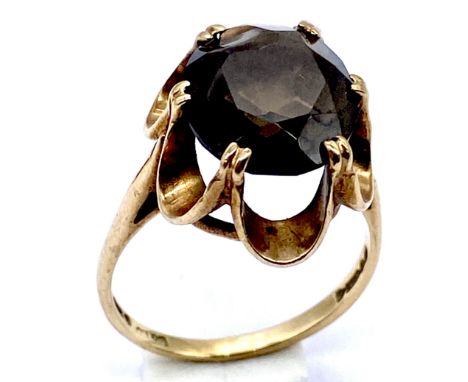 A 9ct gold ring set with a smoky quartz, size L
