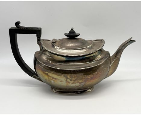 A hallmarked silver teapot, Birmingham 1894, total weight 605.7g (19.474 troy ounces)