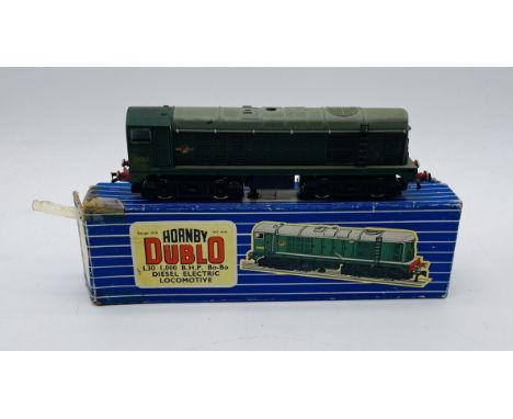 A boxed Hornby Dublo OO gauge 3-rail British Railway L30 1,000 B.H.P Bo-Bo Diesel Electric Locomotive (D800) in green livery 