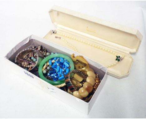 A box containing assorted jewellery, including jadite bangle, enamelled bracelet and boxed Lotus simulated pearls, also a com