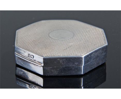 George V silver Art Deco compact, engine turned, mirror to the internal lid, 53mm diameter