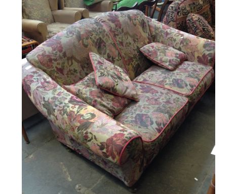 A FLORAL PATTERNED 3 SEATER SOFA W180CM D95CM