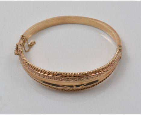 9ct hallmarked gold hinged bangle, half rope edged and chased.