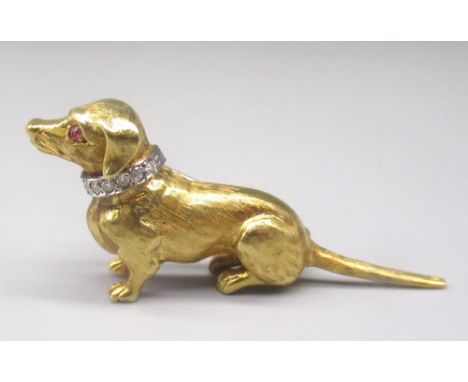 18ct yellow gold dog brooch with ruby eye and diamond collar, stamped 18, with white metal pin, 9.3g 