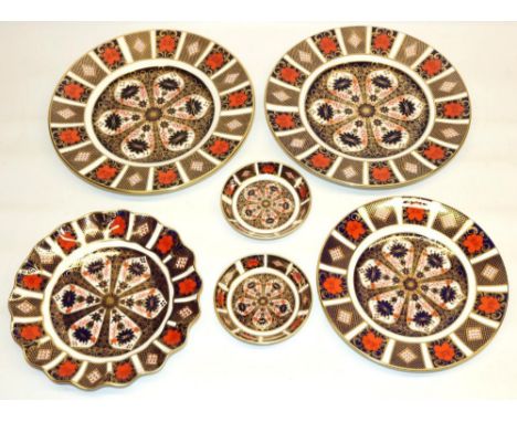 C20th Royal Crown Derby Old Imari: two D27cm plates, two D21.5cm plates including one with scalloped edge, two D11cm pin dish