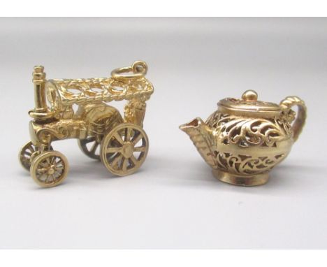 9ct yellow gold steam engine charm, stamped 375, and a 9ct yellow gold filigree teapot, stamped 375, gross 11.9g 