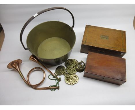 Brass jam pan, horse brasses, 2 copper and brass hunting horns and 2 wood boxes 