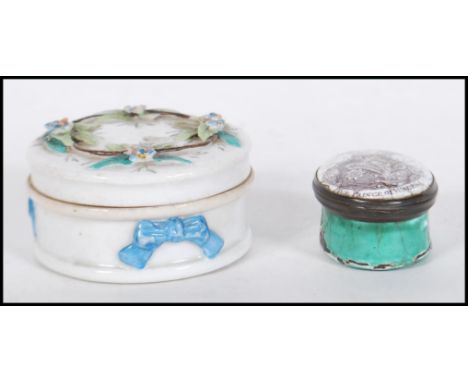 A Georgian enamel hinged snuff pot, the top of the lid depicting the face and notation for The Prince Of Wales together with 