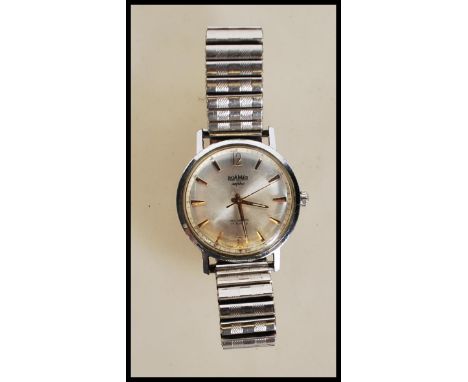 A vintage mid century Gents Roamer Anfibio Incabloc 17 Rubis wristwatch. The wrist watch with expanding steel bracelet and in