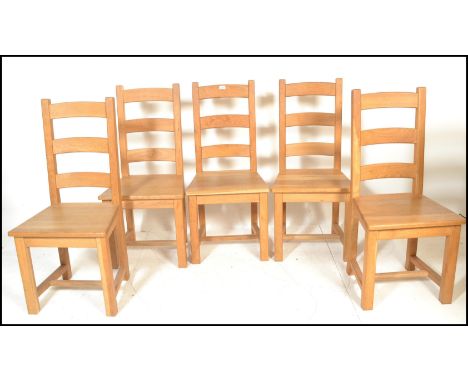 A set of good quality antique style solid oak country kitchen dining chairs. Raised on block legs&nbsp; united by stretchers 