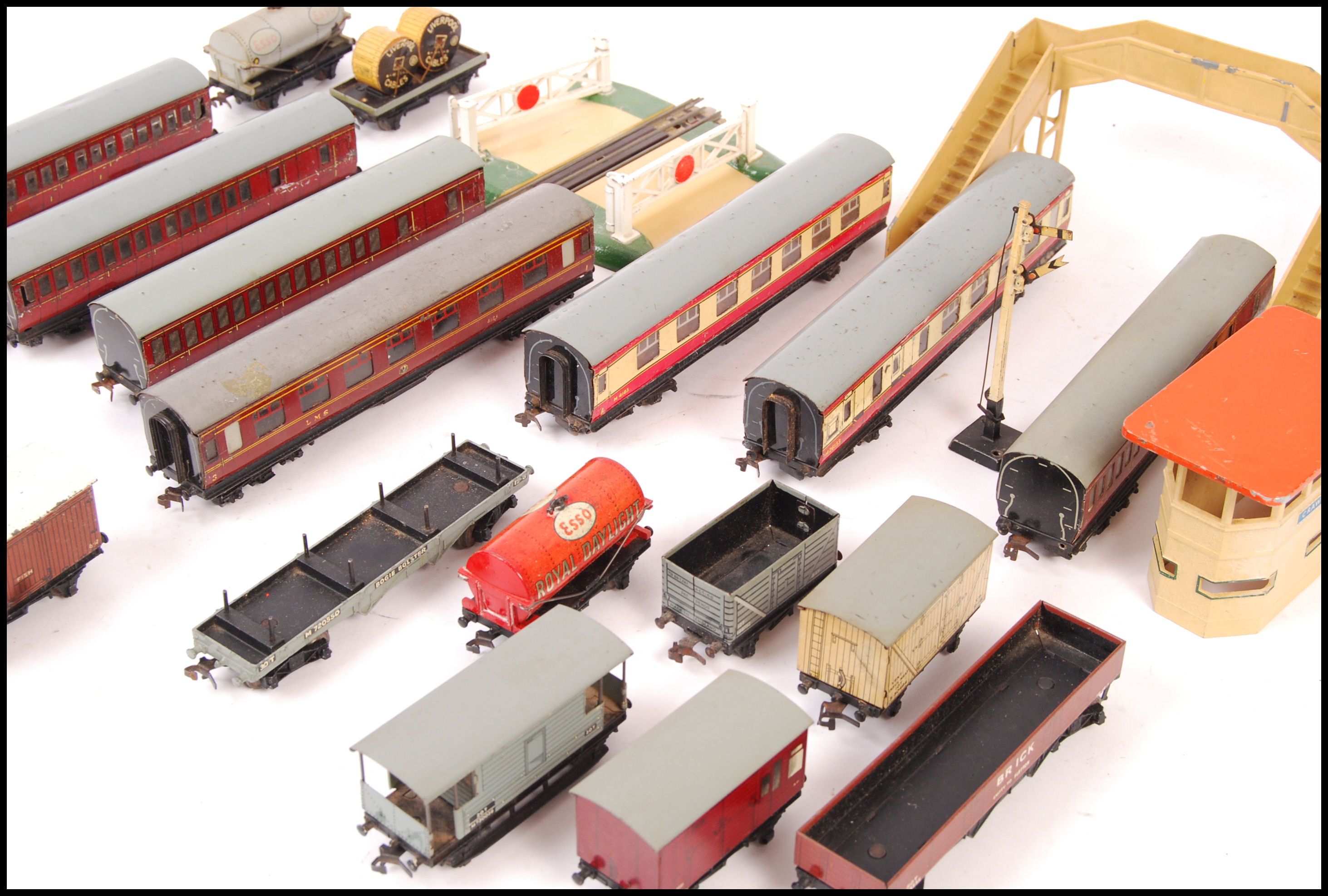 A collection of Hornby 00 Gauge model railway locomotive train set tin ...