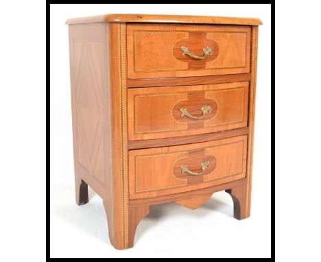 A 20th Century French commode bachelors chest of drawers having rosewood, maple and chestnut specimen veneer. The straight ba