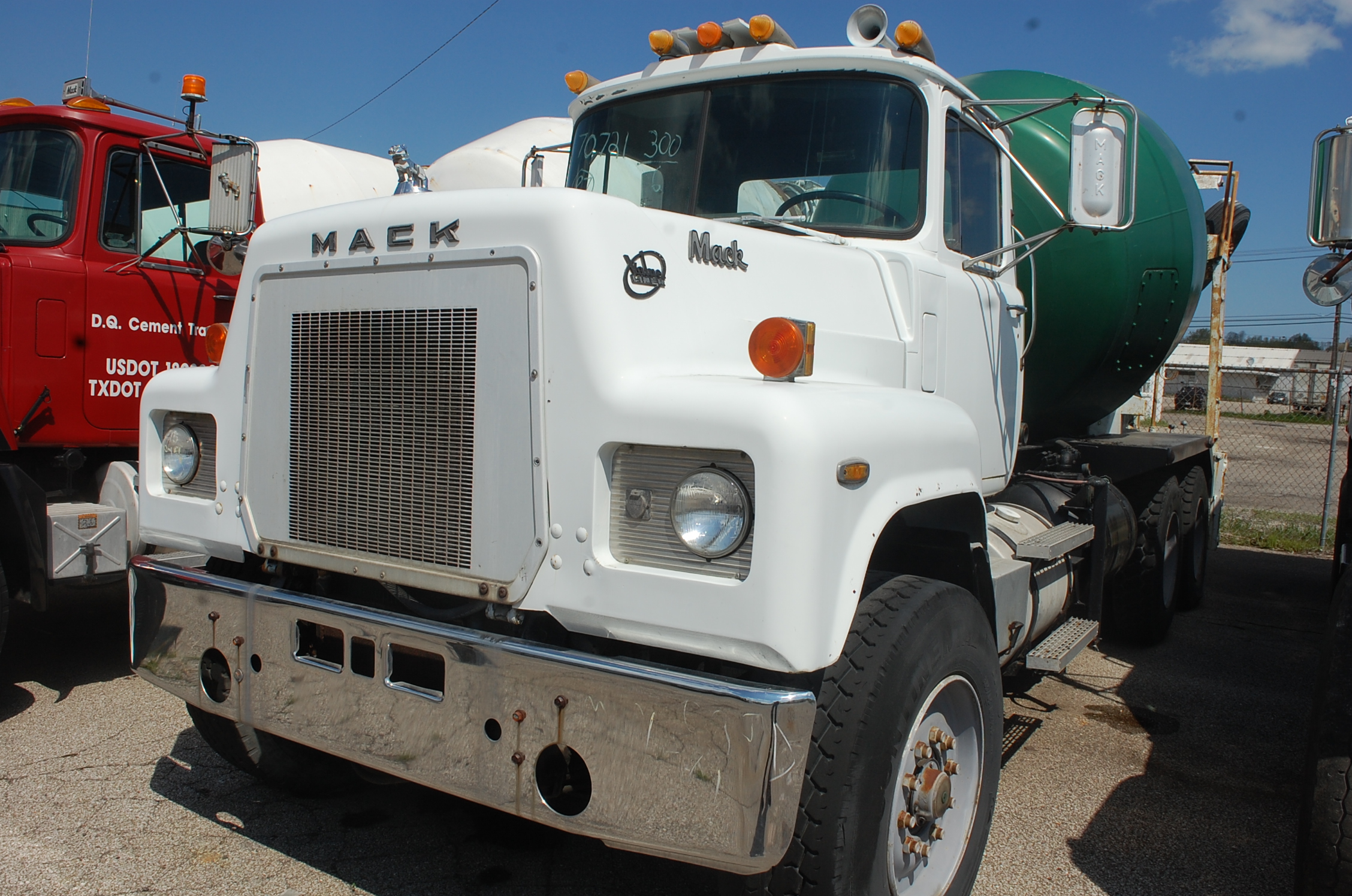 NEXT TO NEW COMPLETE CEMENT MIXER BARREL on Mack RS686LS Cement Truck