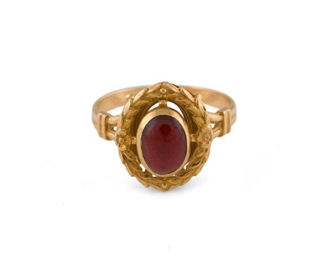   HISTORISCHER GRANAT-RING     Gelbgold. Ringmaß ca. 45, Ges.-Gew. ca. 2 g. Geprüft 18 K. Ein ovaler Granat-Cabochon, ca. 0,6