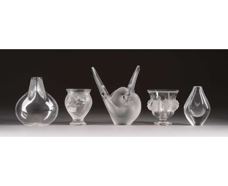   FÜNF VASEN     Frankreich, René Lalique sowie wohl Böhmen, 2. Hälfte 20. Jh.     Farbloses Glas, teils satiniert. H. bis 21