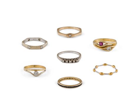   KONVOLUT RINGE     7-tlg. Platin, Gelbgold, Weißgold. A) Ein Ring Platin mit Feingold. Ringmaß ca. 51. Ges.-Gew. ca. 1,5 g.