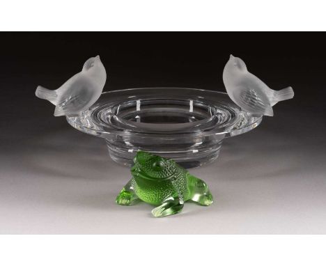   RENÉ LALIQUE  1860 Ay/Champagne - 1945 Paris    ANBIETSCHALE UND FROSCH     Frankreich, nach 1945     Farbloses bzw. grünes