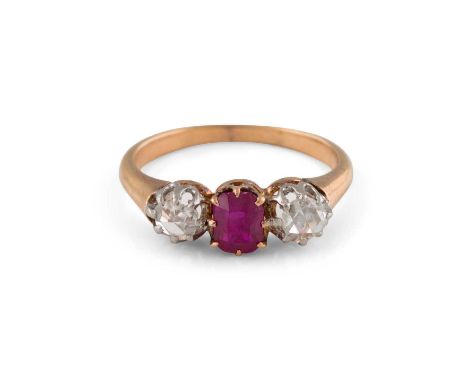   EDELSTEIN-RING     Rotgold. Ringmaß ca. 55, Ges.-Gew. ca. 3,8 g. Geprüft 18 K. Ein Rubin, ca. 0,56 ct., zwei Diamantrosen, 