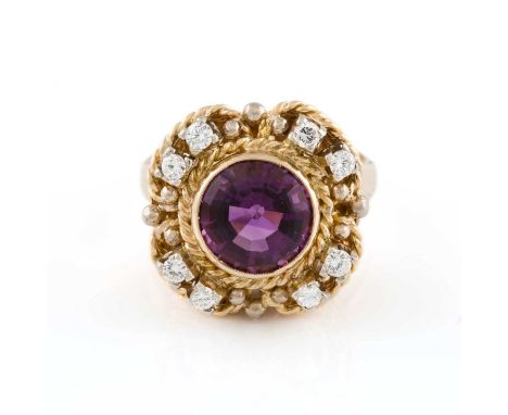   AMETHYST-RING MIT BRILLANTEN     Gelbgold. Ringmaß ca. 58,5, Ges.-Gew. ca. 8,9 g. Geprüft 14 K. Ringkopf aus hochgearbeitet