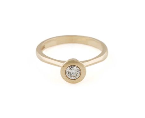   BRILLANT-RING     Gelbgold. Ringmaß ca. 53, Ges.-Gew. ca. 2,9 g. Gest. 14K, Herstellersignet. Ein Brillant, ca. 0,25 ct.   