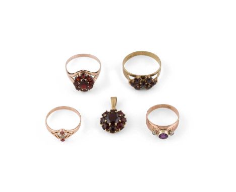   KONVOLUT SCHMUCK     5-tlg. Gelbgold, Rotgold. Drei Ringe und ein Anhänger gest. 333, facettierter Granatbesatz, einer mit 
