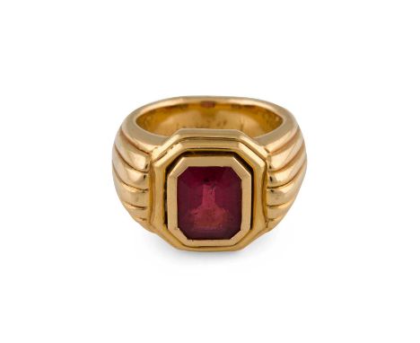   TURMALIN-RING     Gelbgold. Ringmaß ca. 52, Ges.-Gew. ca. 8,5 g. Gest. 750, Herstellersignet. Gerieft gearbeitete Schiene, 