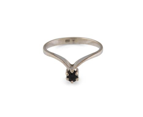   SAPHIR-RING     Weißgold. Ringmaß ca. 50, Ges.-Gew. ca. 1,5 g. Gest. 585. Vorsteckring mit einem rund facettierten Saphir, 