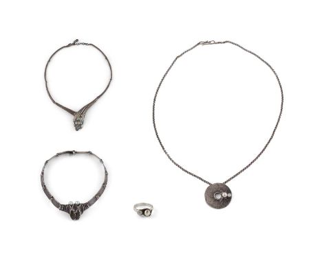   KONVOLUT SILBERSCHMUCK     4-tlg. Silber. Drei Stücke mit Herstellersignet 'LY': ein Collier L 37 cm, ein Ring, Ringmaß ca.