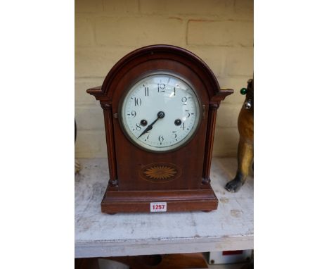 An Edwardian mahogany and inlaid mantel clock, 31cm high.&nbsp; 