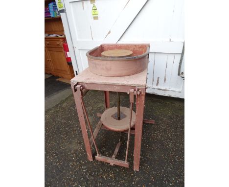 Standing manual potters wheel&nbsp;
